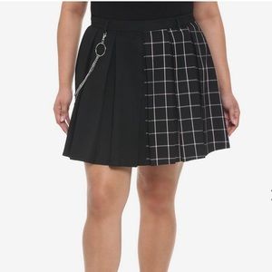 Social Collison Plus 2 Black & Pink Grid Split Chain Skirt
